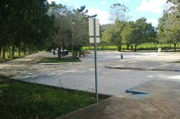 Fotografia al nivel de vista de estacionamiento ecológico en el CDT Tantakin