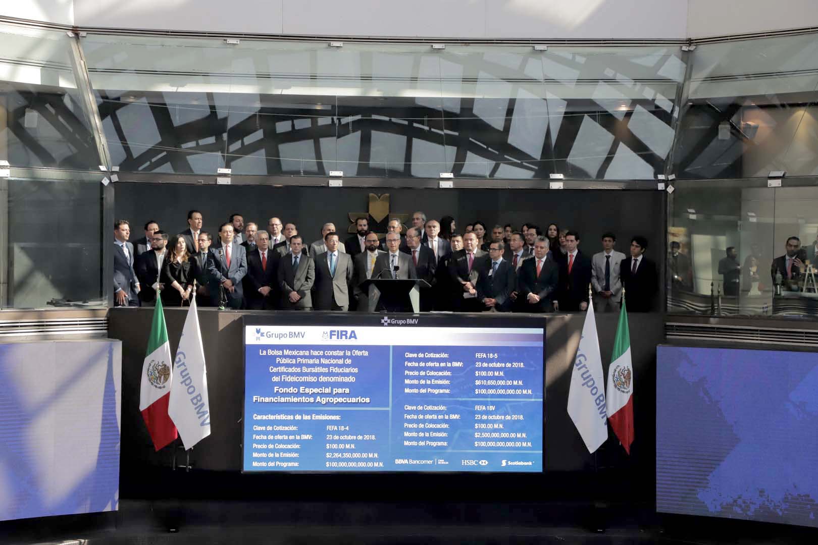 Fotografía de la ceremonia en la bolsa mexicana de valores